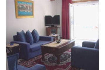 Grecia Chata Paramonas, Exterior